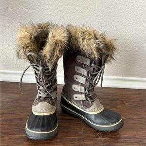 Sorel Joan of Arctic waterproof snow boot w/ faux fur trim, rubber sole, sz 5.5